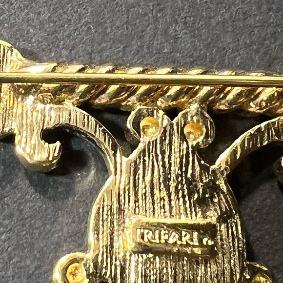 Very beautiful bar pin Signed Trifari. WA327 - Picture 4 of 4